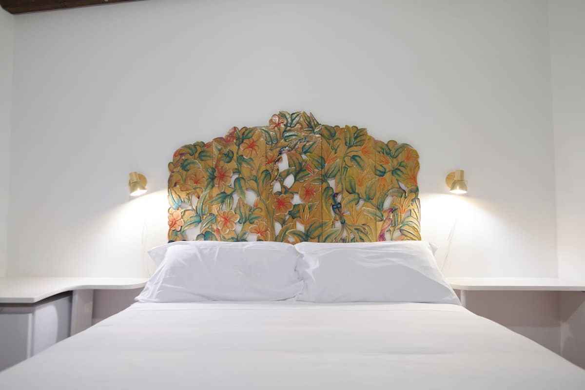 Ropa de cama de alta calidad, cubrecamas, minibar y escritorio