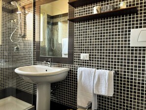 Chambre triple, vue sur la cour intérieure (Rossa) | Salle de bain | Douche, articles de toilette (gratuits), séchoir à cheveux, bidet