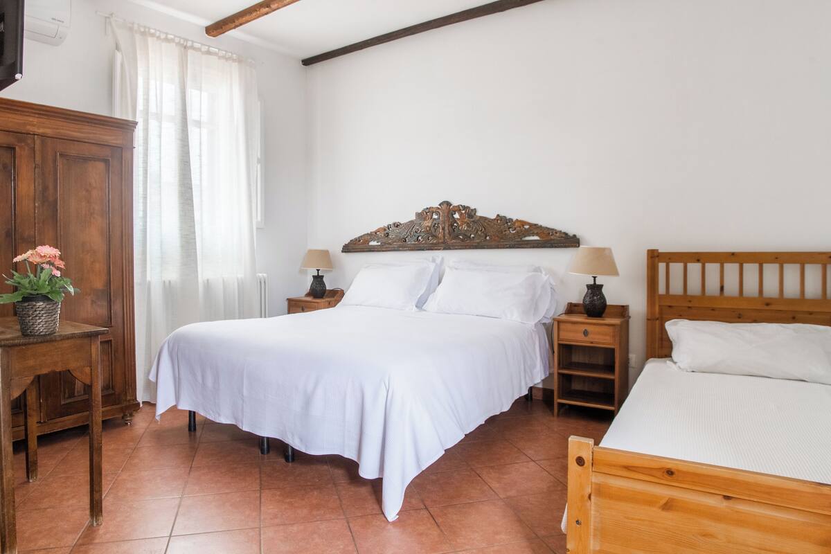 Triple Room, Kitchenette, Courtyard View (Verde) | Premium bedding, down comforters, minibar, desk