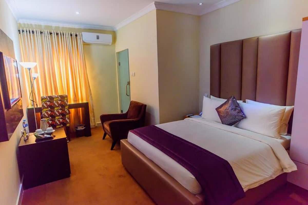 Minibar, desk, laptop workspace, free WiFi