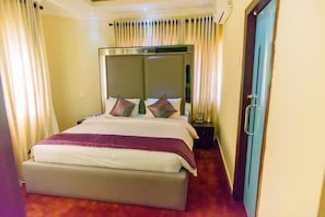 Minibar, desk, laptop workspace, free WiFi - CribVille Hotel & Suites (Lekki)