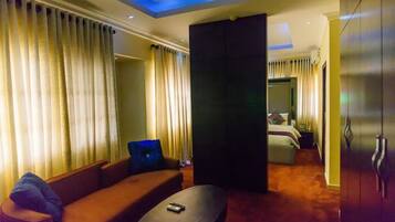 Suite Executive | Minibar, una scrivania, postazione laptop, Wi-Fi gratuito