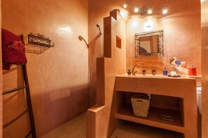 Tripla Deluxe | Bagno | Set di cortesia gratuito, asciugacapelli, accappatoio, pantofole