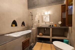 Deluxe-Doppelzimmer | Badezimmer | Kostenlose Toilettenartikel, Haartrockner, Bademäntel, Hausschuhe