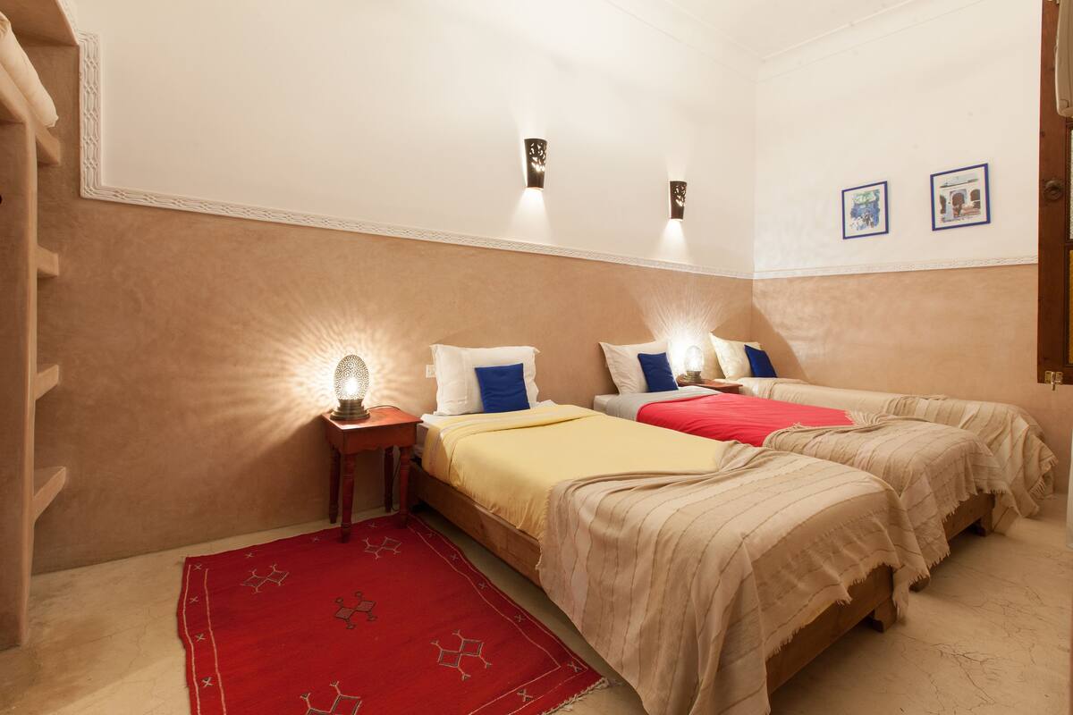 Comfort Triple Room | Individually decorated, free cribs/infant beds, free WiFi, bed sheets