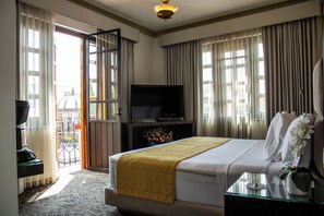 Escritorio, sistema de insonorización y tabla de planchar con plancha