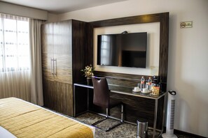Eenpersoonskamer, 1 kingsize bed | Een bureau, geluiddichte muren, een strijkplank/strijkijzer, gratis wifi