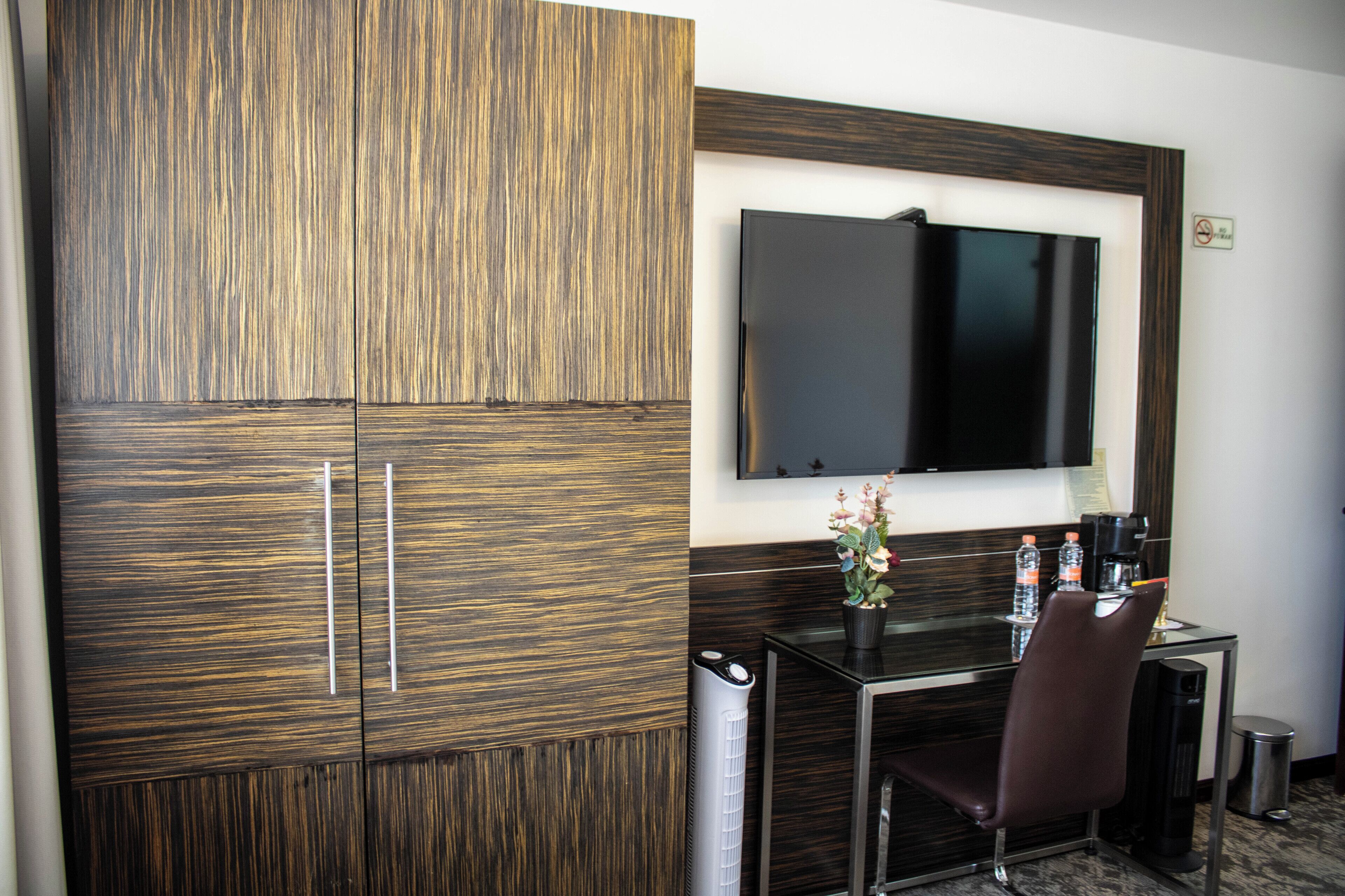 Habitación individual, 1 cama de matrimonio grande | Escritorio, sistema de insonorización, tabla de planchar con plancha