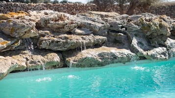 Piscina all'aperto, ombrelloni da piscina, lettini