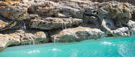 室外游泳池，提供泳池遮陽傘和日光浴躺椅