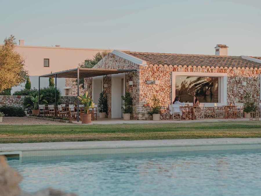 Utendørsbasseng, bassengparasoller og solsenger