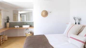 Habitación Deluxe, Terraza | Caja de seguridad en la habitación, cortinas blackout y insonorización