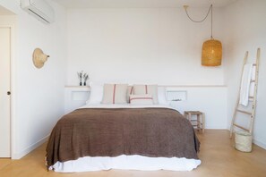 Deluxe kamer, terras | Een kluis op de kamer, verduisterende gordijnen, geluiddichte muren