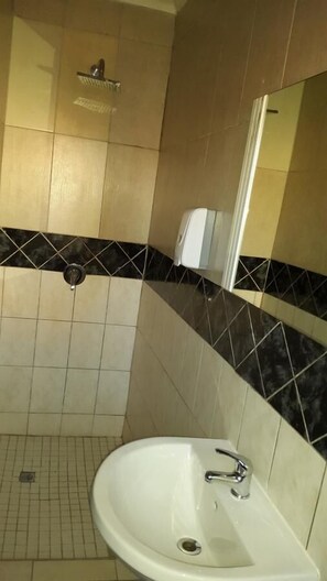 Economy-Doppelzimmer, 1 Schlafzimmer | Badezimmer | Dusche, kostenlose Toilettenartikel, Handtücher