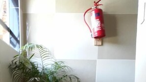 Een trap met een bloempotje op de overloop.