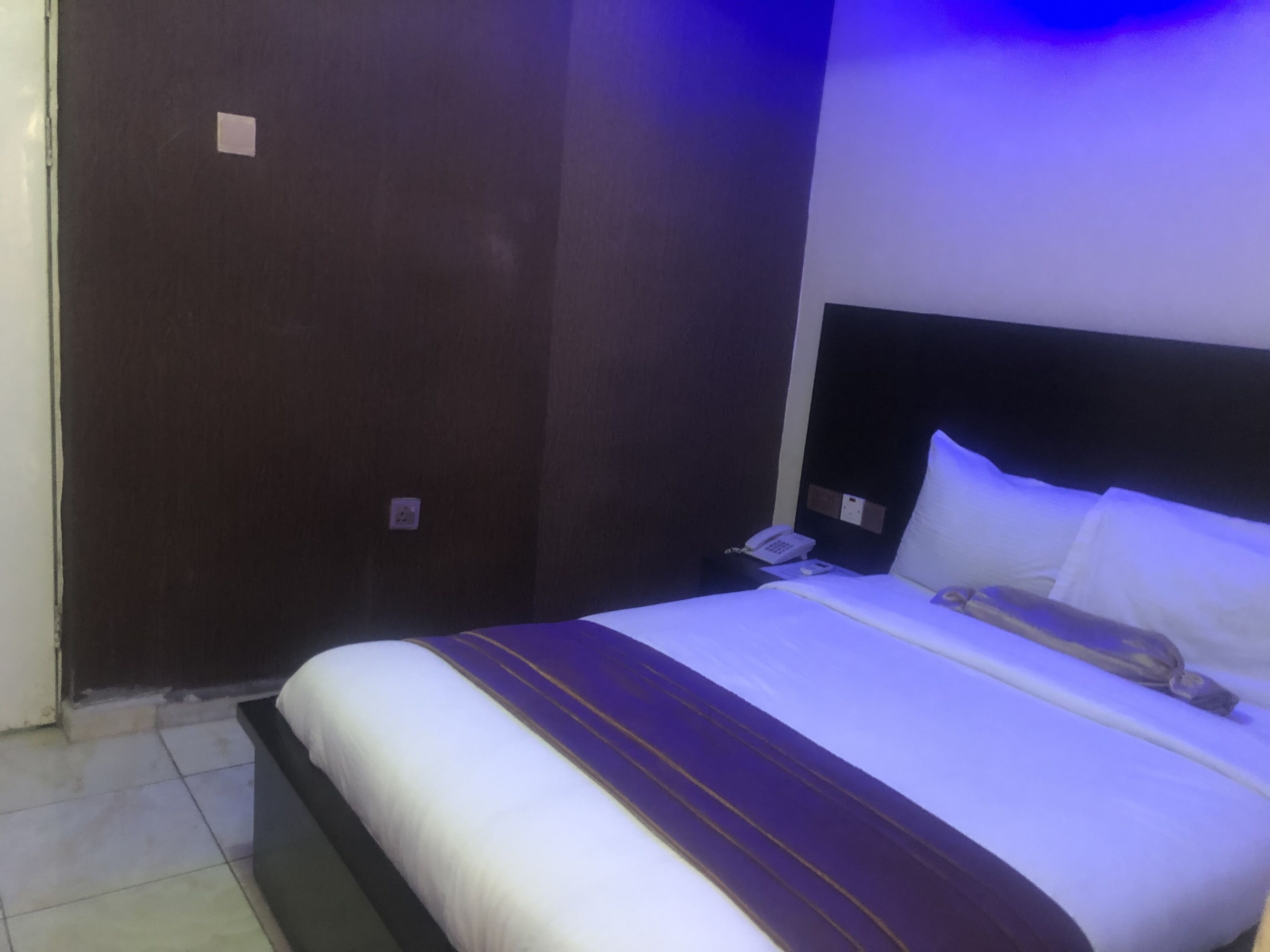 Studio | Een kluis op de kamer, een bureau, geluiddichte muren, beddengoed