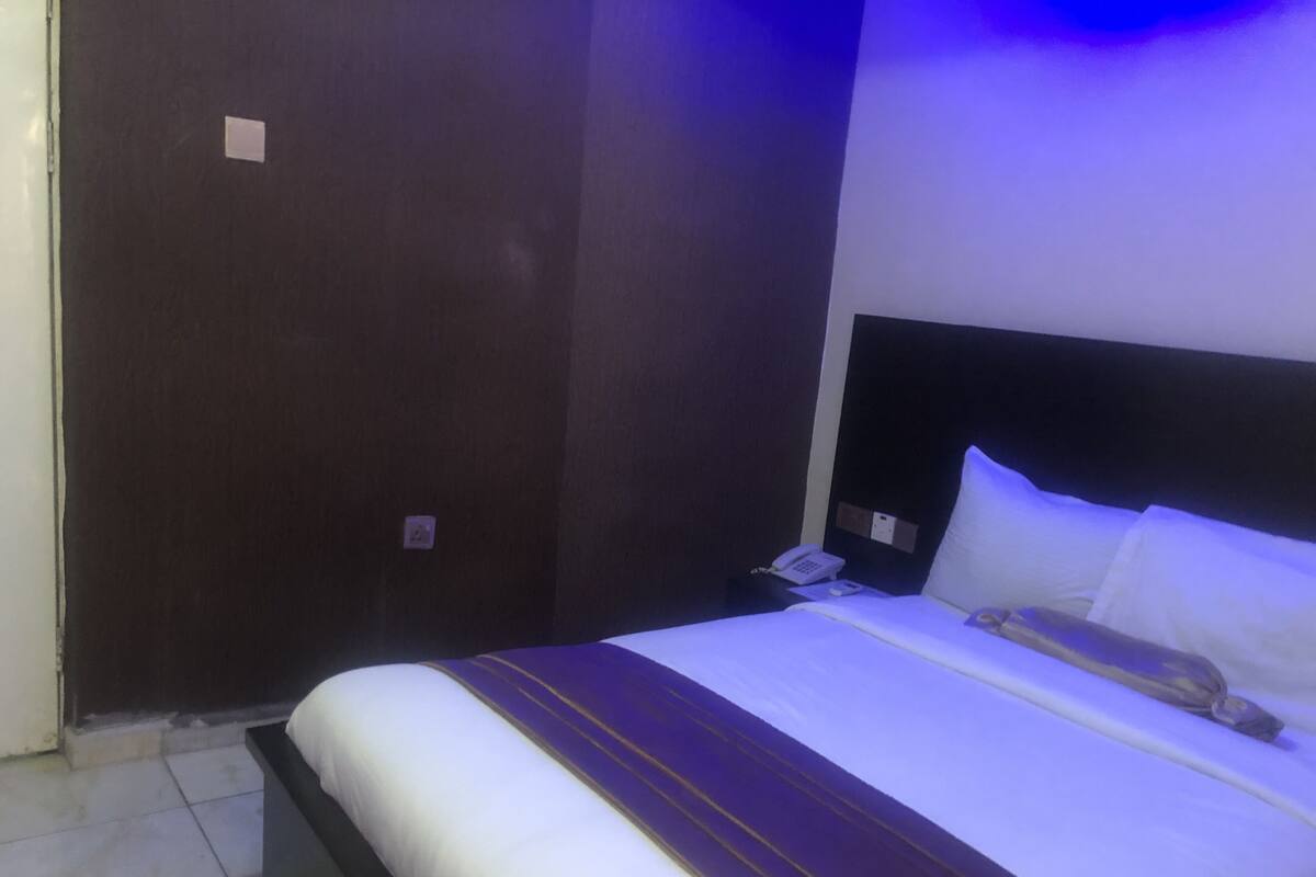 Studio | Zimmersafe, Schreibtisch, schallisolierte Zimmer, Bettwäsche