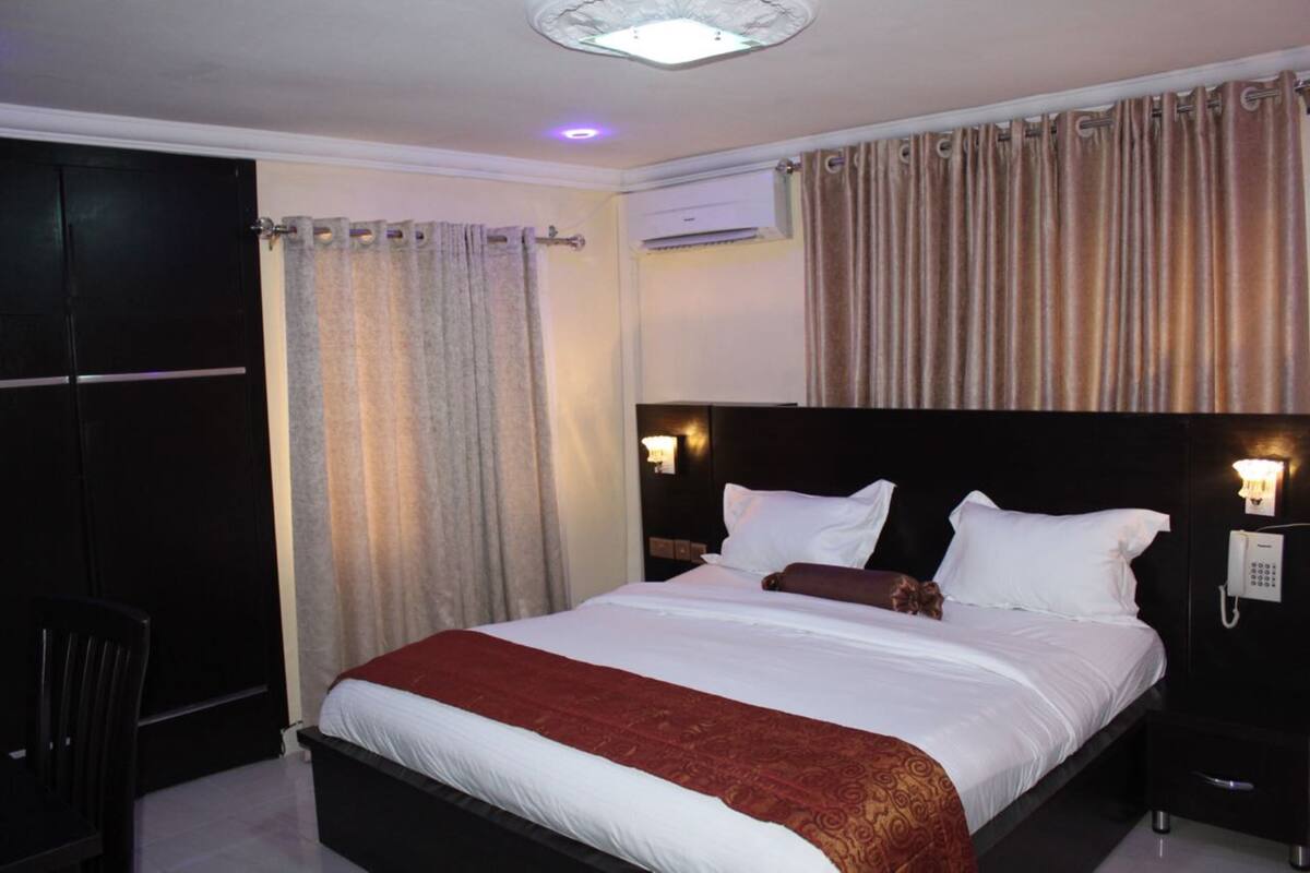 Deluxe-Zimmer | Zimmersafe, Schreibtisch, schallisolierte Zimmer, Bettwäsche