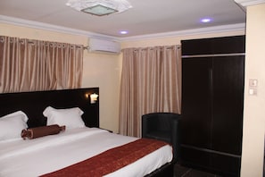 Deluxe-Zimmer | Zimmersafe, Schreibtisch, schallisolierte Zimmer, Bettwäsche