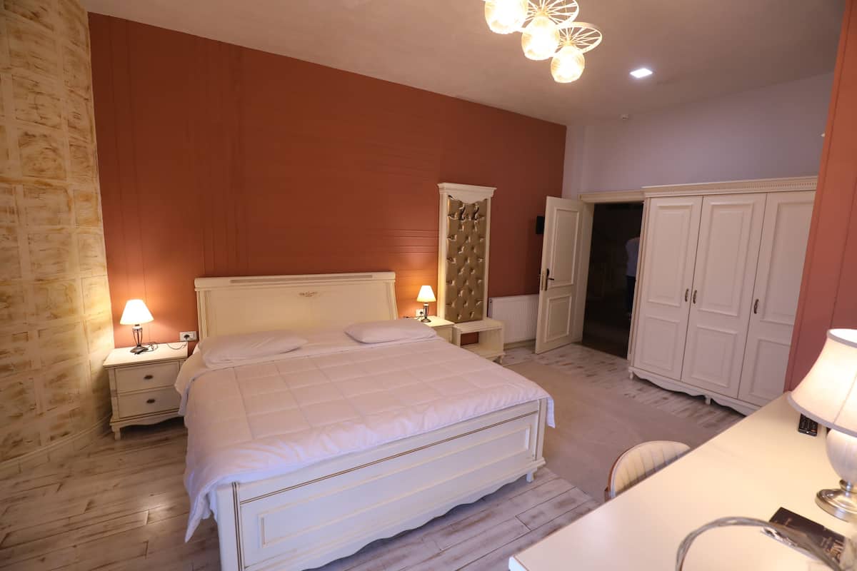 Caja de seguridad en la habitación y escritorio 