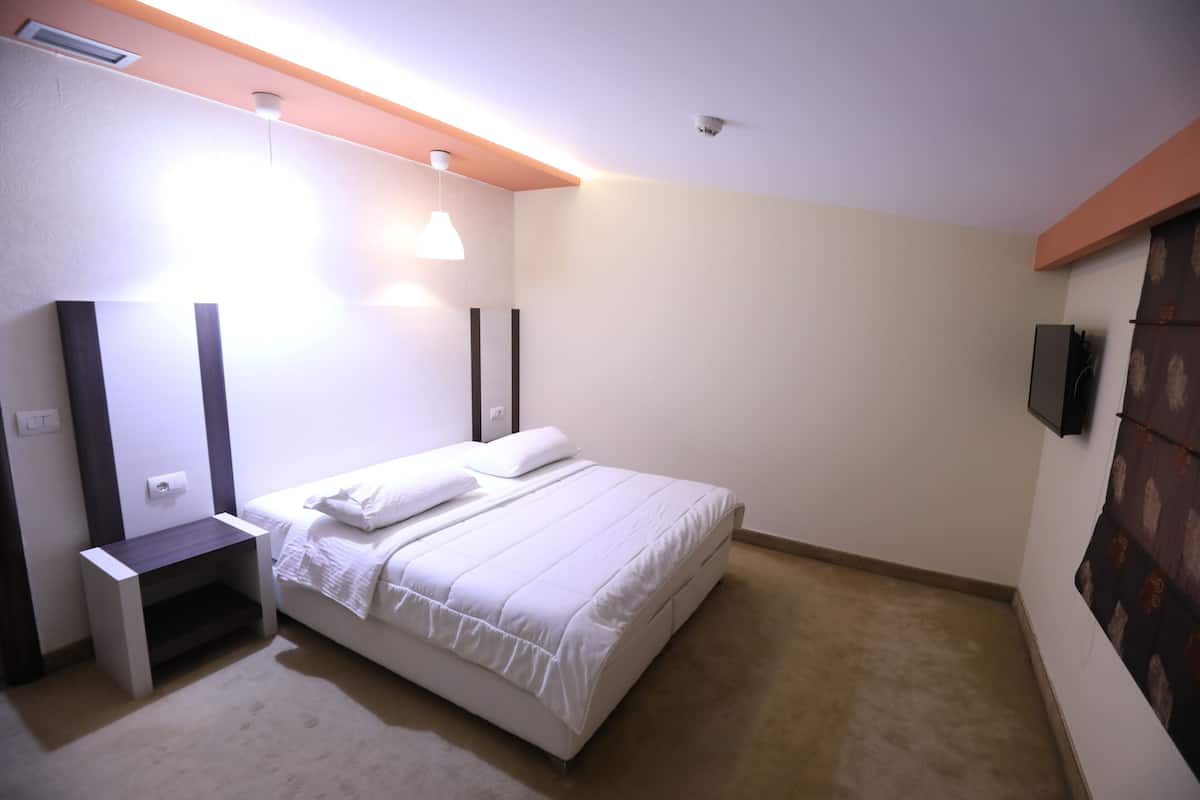 Caja de seguridad en la habitación y escritorio 