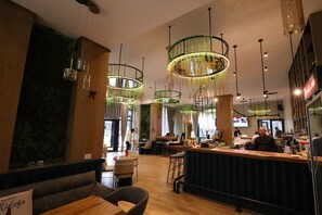 Bar (on property) - Hotel 1 Maji (Pogradec)
