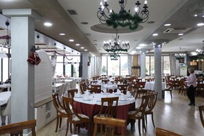 Dining - Hotel 1 Maji (Pogradec)