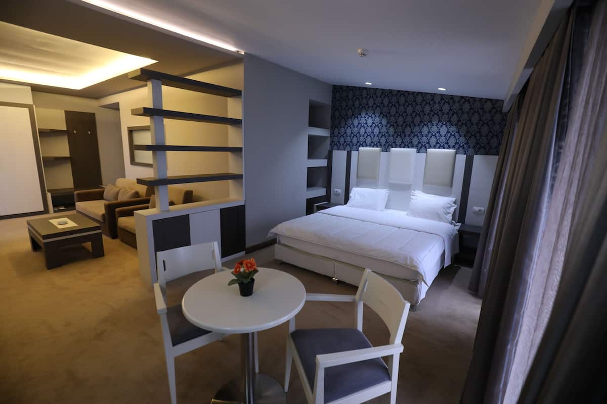 Deluxe Suite | 2 bedrooms, in-room safe, desk, soundproofing