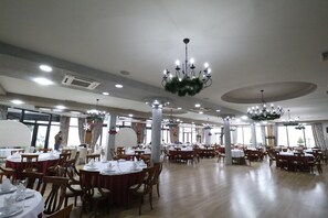 Lunch and dinner served - Hotel 1 Maji (Pogradec)