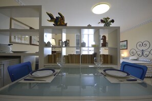 Apartment, 1 Schlafzimmer | Essbereich im Zimmer