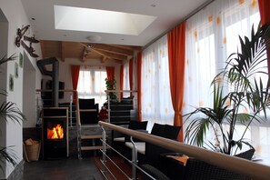 Lobby sitting area - Alpha (Graechen)