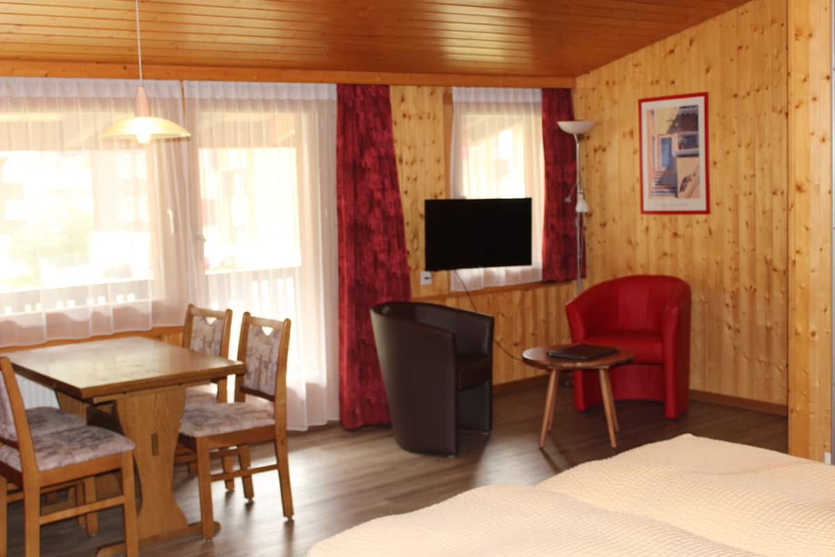 Standaard driepersoonskamer | Donzen dekbedden, een minibar, een kluis op de kamer, een bureau