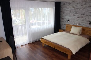 Standaard eenpersoonskamer | Donsdekens, een minibar, een kluis op de kamer, een bureau