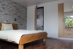 Singola Standard | Copriletto in piuma, minibar, una cassaforte in camera, una scrivania