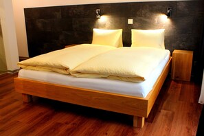 Habitación Confort doble | Edredones de plumas, minibar, caja fuerte y escritorio