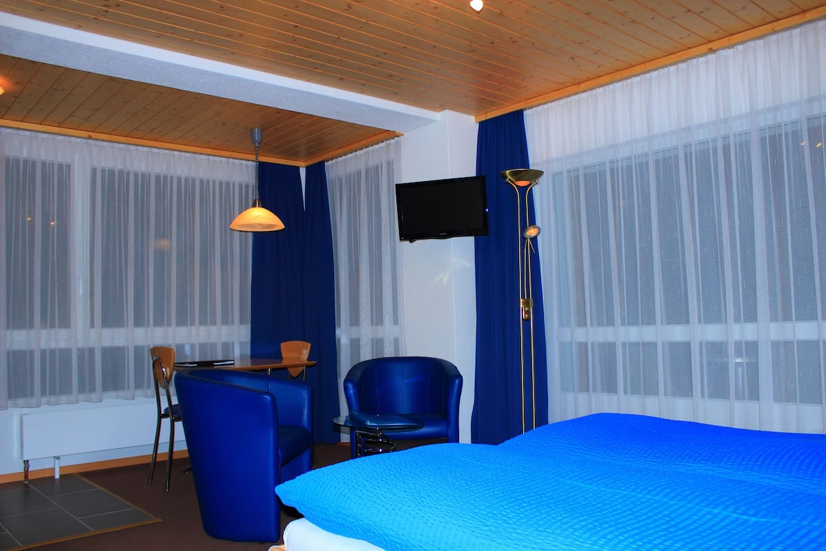 Donzen dekbedden, een minibar, een kluis op de kamer, een bureau