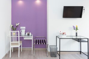 Standard Double Room | In-room safe, blackout drapes, iron/ironing board, bed sheets - Brustar Sagrada Familia (Barcelona)