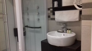 Shower, free toiletries, hair dryer, towels - Brustar Sagrada Familia (Barcelona)