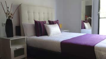 Caja fuerte, cortinas opacas, tabla de planchar con plancha