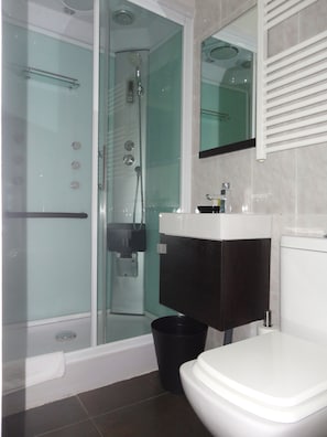 Douche, articles de toilette gratuits, sèche-cheveux