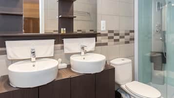 Een douche, gratis toiletartikelen, een haardroger, handdoeken