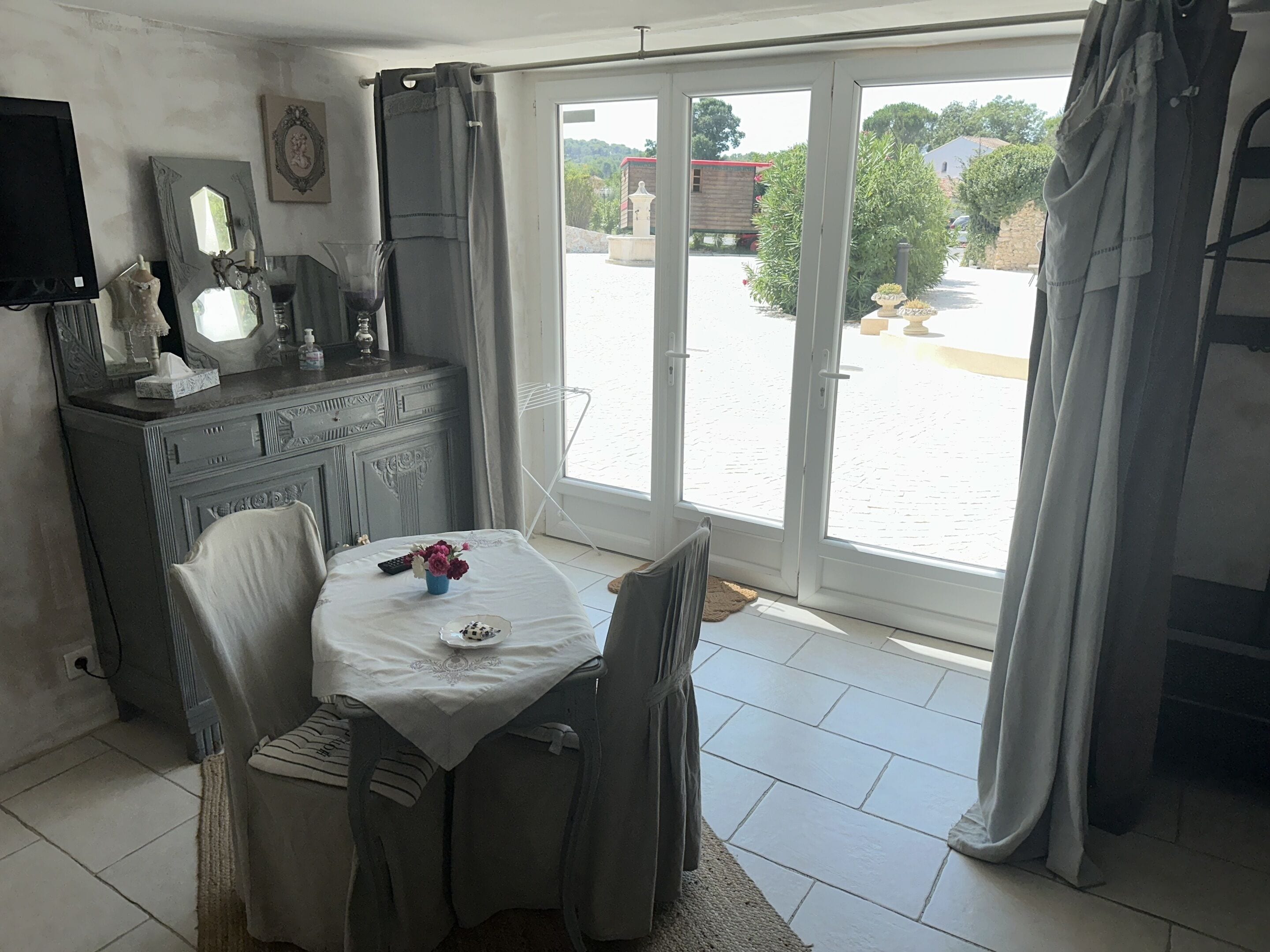 Kolmen hengen comfort-huone, kylpyhuone makuuhuoneen yhteydessä, näköala puutarhaan