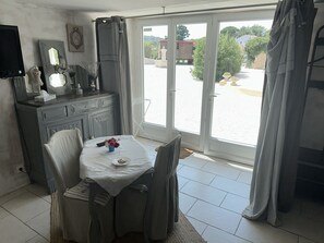 Comfort trippelrum - eget badrum - utsikt mot trÀdgÄrden