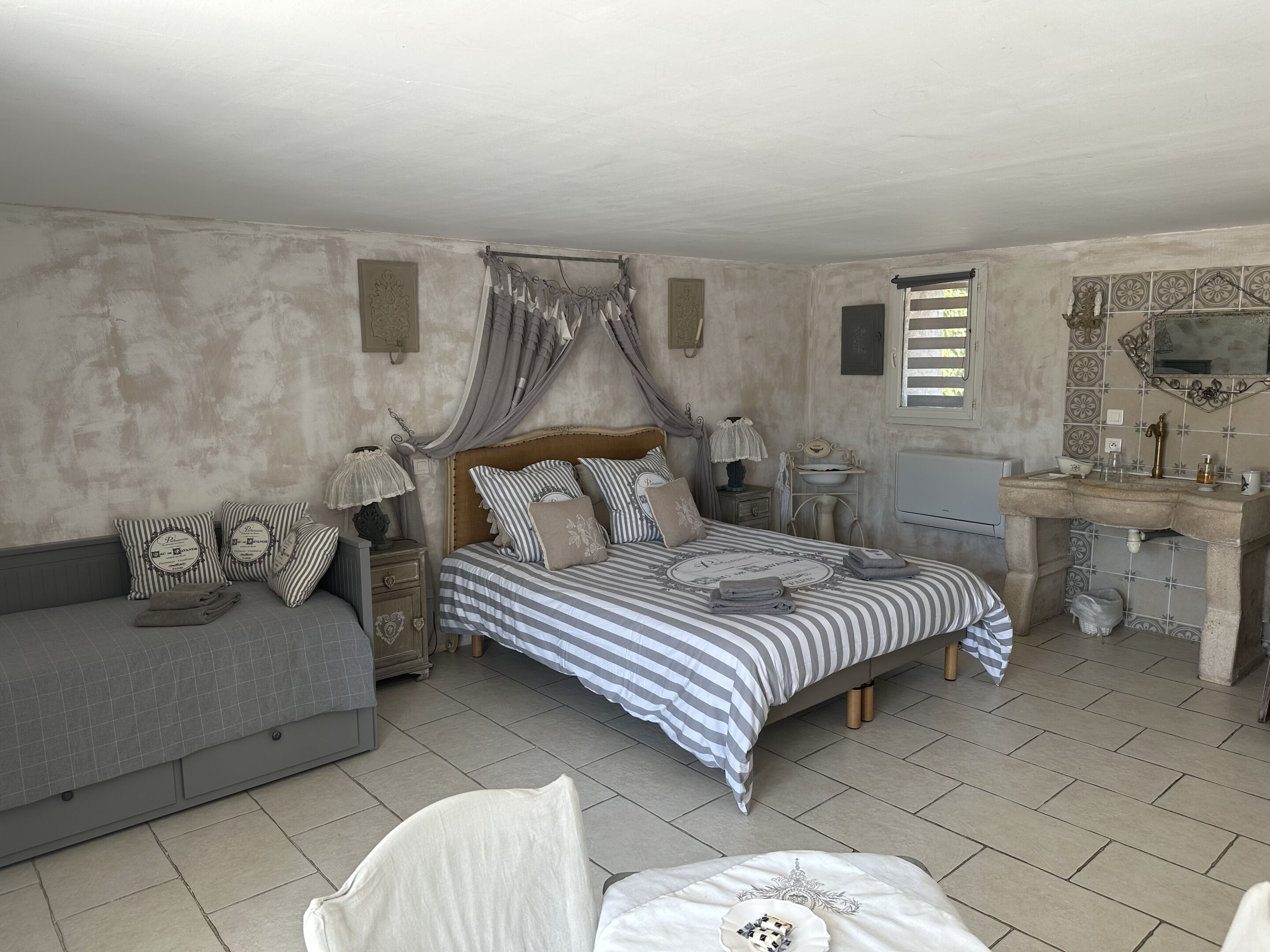 Chambre triple Confort, salle de bain attenante, vue sur le jardin
