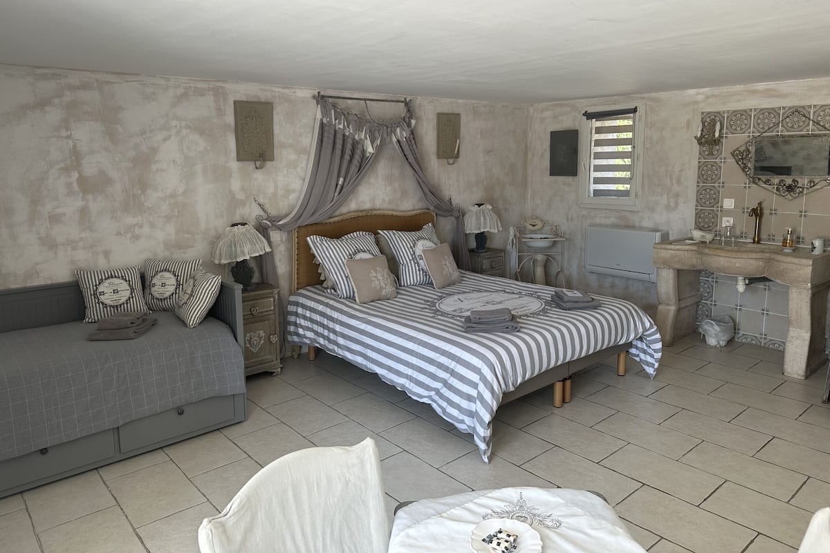 Comfort driepersoonskamer, en-suite badkamer, uitzicht op tuin