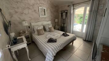 Kahden hengen comfort-huone, kylpyhuone makuuhuoneen yhteydessä, näköala puutarhaan