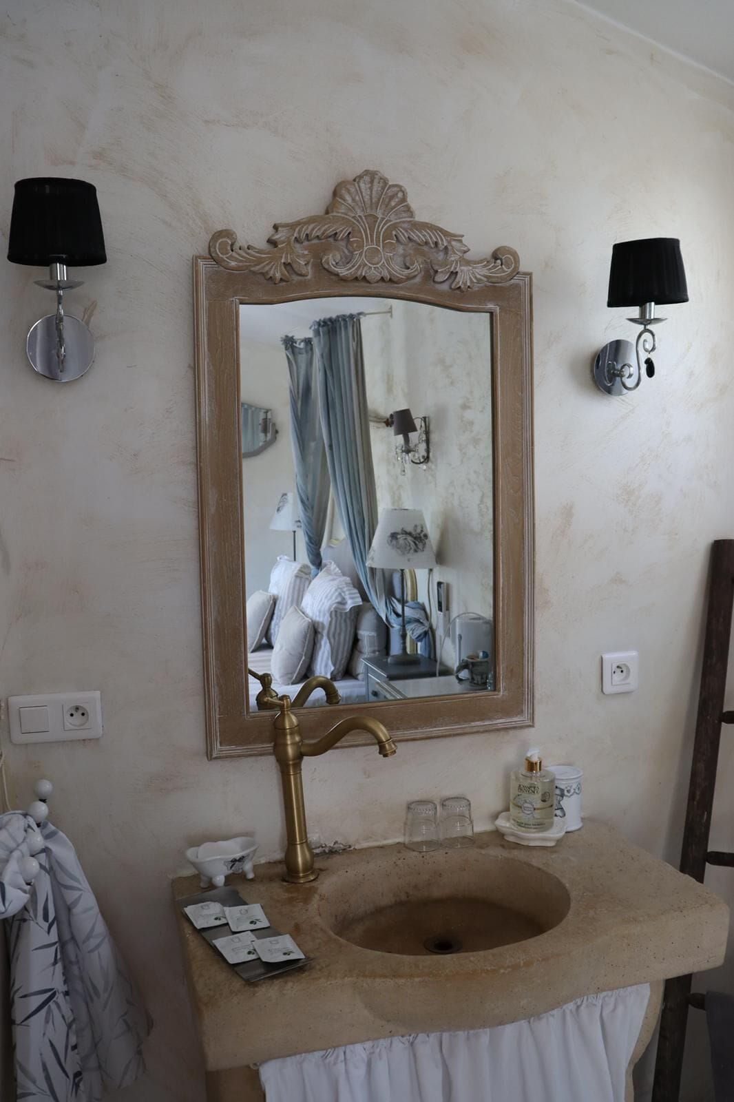 Chambre Double Confort, salle de bains attenante, vue jardin