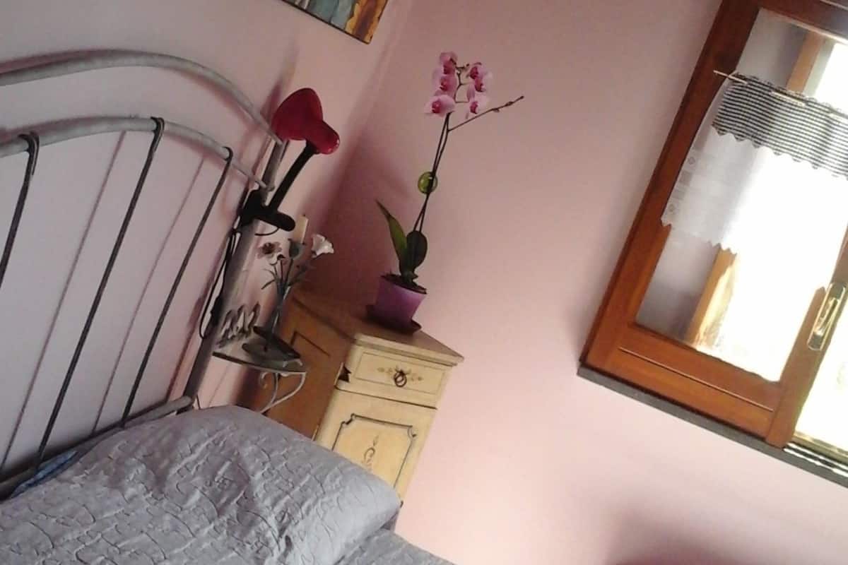 Familie tweepersoonskamer, en-suite badkamer, uitzicht op tuin | Italiaanse Frette-lakens, luxe beddengoed, donzen dekbedden