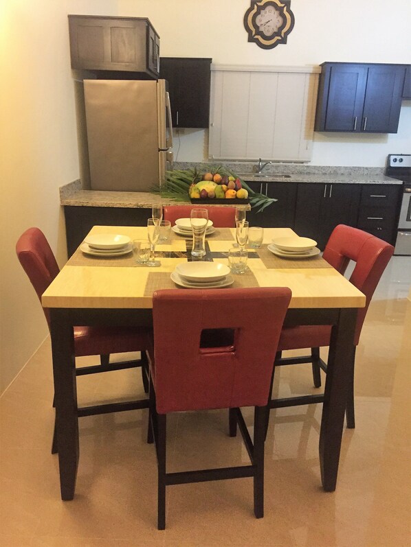 تناول الطعام داخل الغرفة