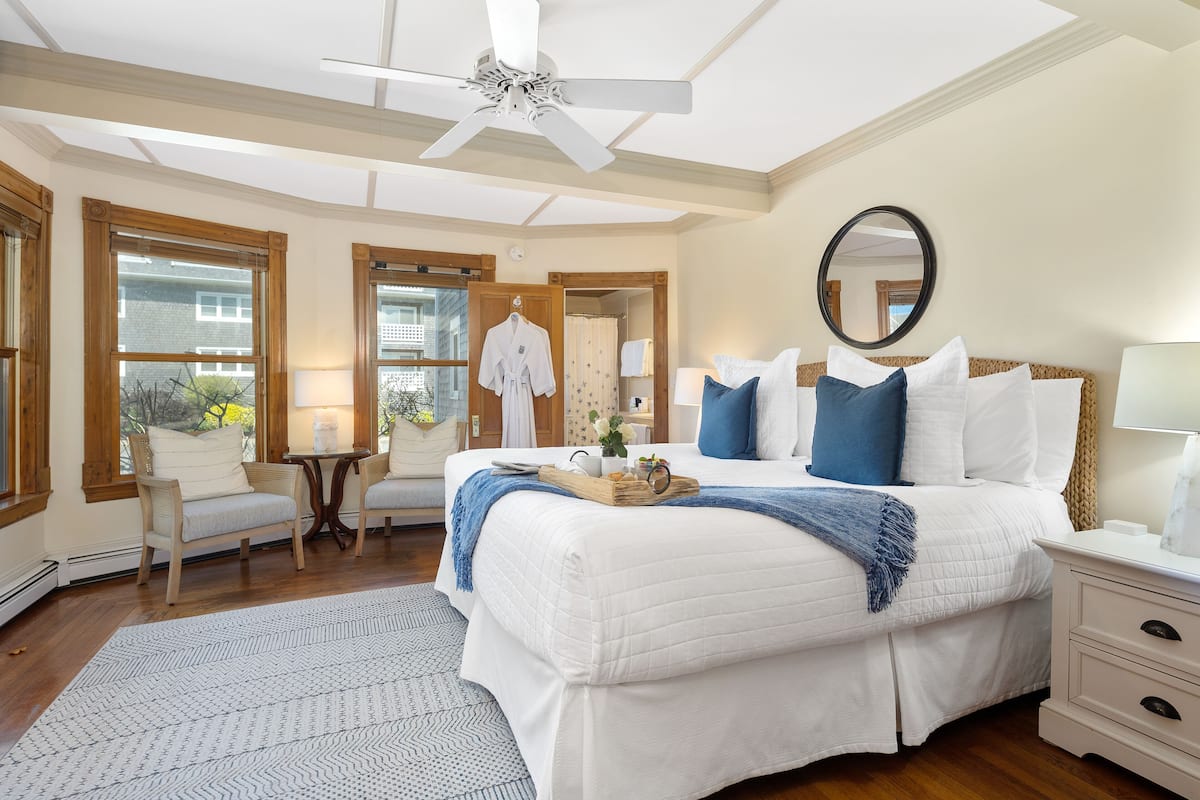 Standard Room, 1 King Bed, Garden View | Premium bedding, desk, iron/ironing board, free WiFi